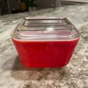 PYREX Red 1 1/2 cup rectangular refrigerator dish 501b with lid